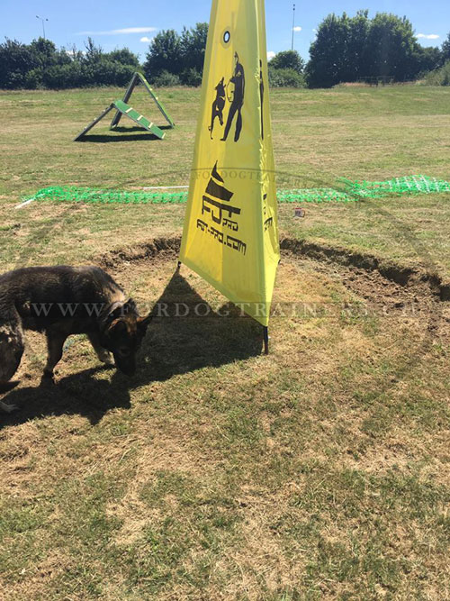 Cachette en aluminium avec panneau polymre pour sports
canins